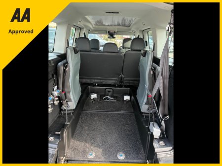 2025 Ford Grand Tourneo Connect - thumbnail 10