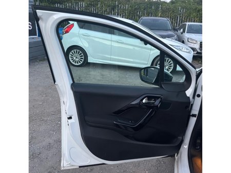 2017 Peugeot 208 - thumbnail 6