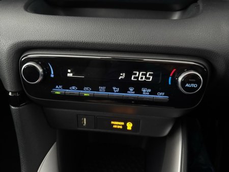 2023 Toyota Yaris HYBRID LUNA €23,950 thumbnail