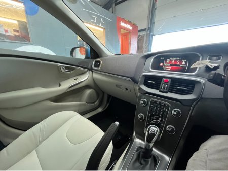 2015 Volvo V40 2015 VOLVO V40 D4 SE 2.0 AUTOMATIC / CRUISE CONTROL / REVERSE CAMERA / PADDLE SHIFTERS thumbnail