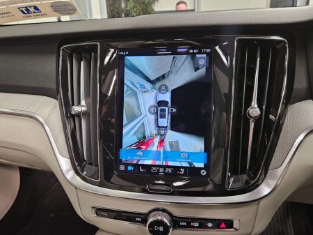 2022 Volvo V60 PHEV T8 (455hp) Ultimate Dark AWD €27,950 thumbnail