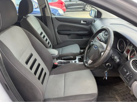 2008 Ford Focus - thumbnail 18