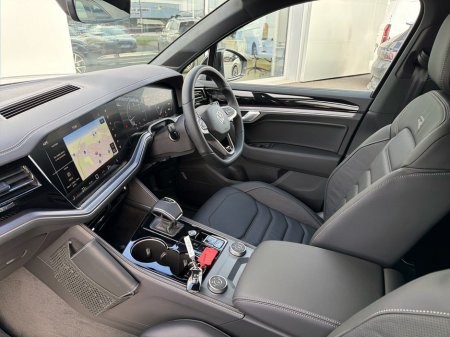 2026 Volkswagen Touareg R-Line (COMMERCIAL) thumbnail