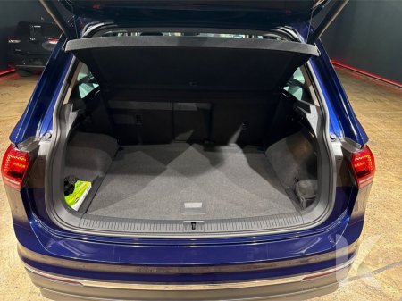 2018 Volkswagen Tiguan 2.0 TDI HIGH LINE 4WD - FULL BLACK LEATHER HEATED SEATS FRONT AND BACK - DIAMOND CUT FACTORY ALLOY WHEELS - CRUISE CONTROL - REVERSE CAMERA €29,950 thumbnail