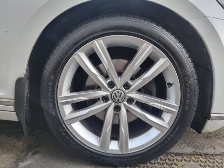 2015 Volkswagen Passat 1.6 TDI DSG 120HP Highline €7,899 thumbnail