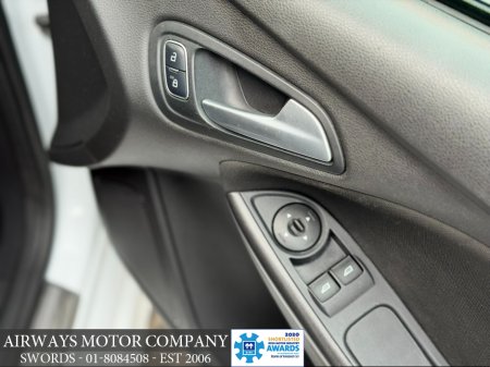 2018 Ford Focus - thumbnail 13