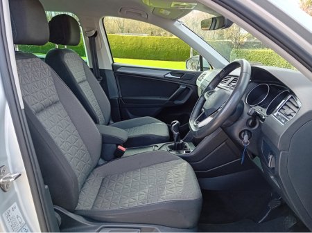 2023 Volkswagen Tiguan LIFE 2.0 TDI MANUAL 6SPEED FWD 122BHP 5 thumbnail