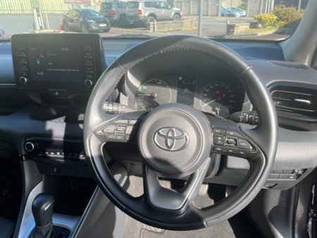 2022 Toyota Yaris FRESH SELECTION OF TRADE-INS HYBRID LUNA 4DR AUTO €23,000 thumbnail