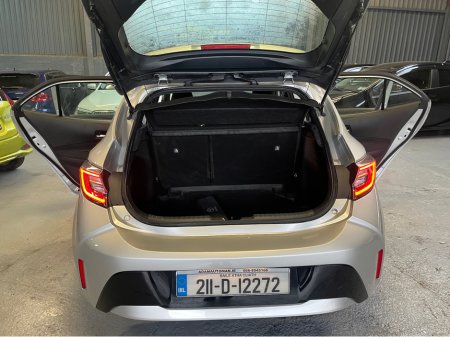 2021 Toyota Celsior HYBRID LUNA H/B AUTO 4DR €24,500 thumbnail