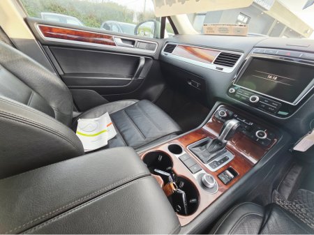 2015 Volkswagen Touareg - view 4