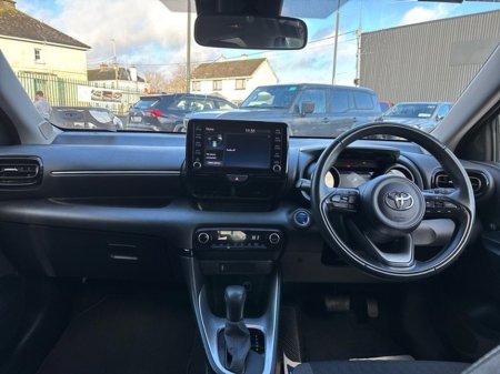 2023 Toyota Yaris FRESH SELECTION OF TRADE-INS YARIS CROSS LUNA €26,000 thumbnail