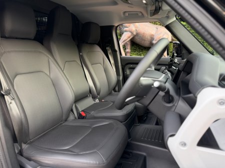 2025 Land Rover Defender - thumbnail 18