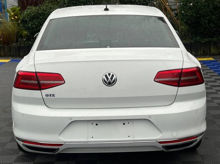 2017 Volkswagen Passat GTE 1.4 HYBRID // FULL SERVICE HISTORY // LEATHER HEATED SEATS // 18" ALLOYS // APPLE CARPLAY/ANDROID AUTO €18,900 thumbnail