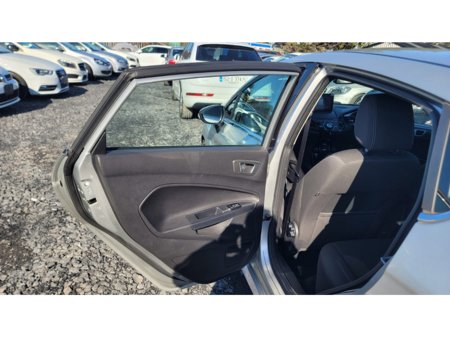 2016 Ford Fiesta - thumbnail 6