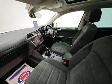 2017 Volkswagen Tiguan - thumbnail 24