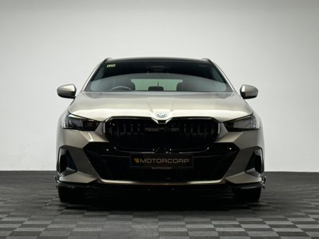 2025 BMW 5 Series - thumbnail 2
