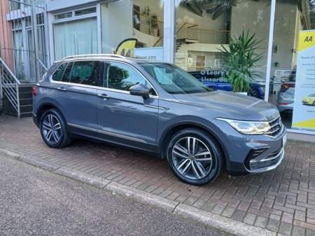 2023 Volkswagen Tiguan 2.0 TDI 150HP Elegance, Dolphin Grey, €39,950 thumbnail