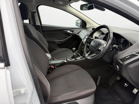 2016 Ford Focus - thumbnail 5