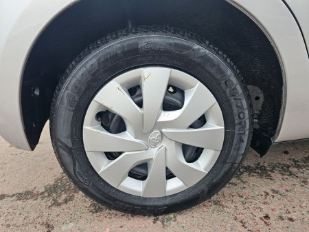 2016 Toyota Vitz - thumbnail 32