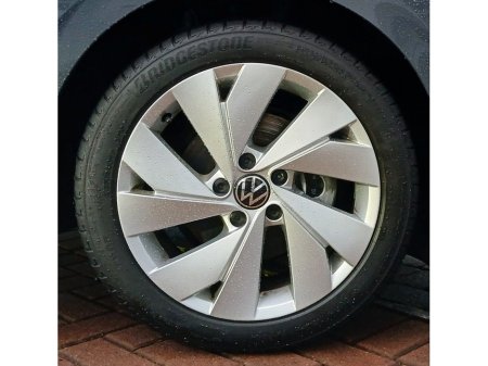 2025 Volkswagen Golf Edition 75 2.0TDI 116HP *PARK ASSIST, ANDROID AUTO/APPLE CARPLAY & MUCH MORE!* €35,995 thumbnail