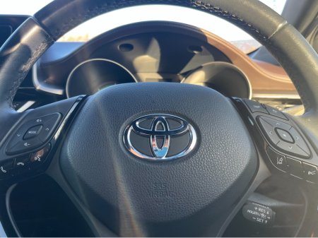2019 Toyota C-HR 1.8 HYBRID AUTO LOW KM HIGH SPEC €18,950 thumbnail