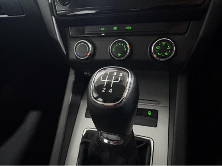 2016 Skoda Octavia 1.6 TDI 11 110HP 4DR COMBI AMBITION €9,950 thumbnail