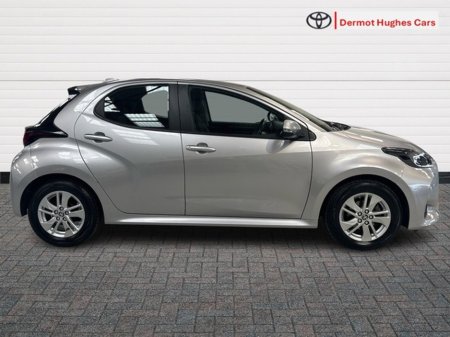 2024 Toyota Yaris - view 3