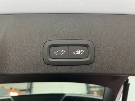 2023 Volvo XC40 - thumbnail 8