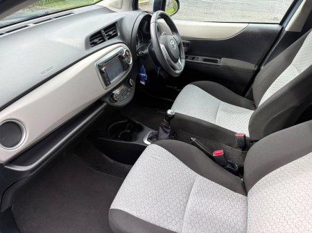 2012 Toyota Yaris - thumbnail 10