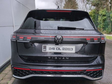 2024 Volkswagen Tiguan 2.0 TDI 150HP R-Line DSG Electric Boot €52,995 thumbnail