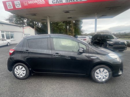 2017 Toyota Yaris - thumbnail 8