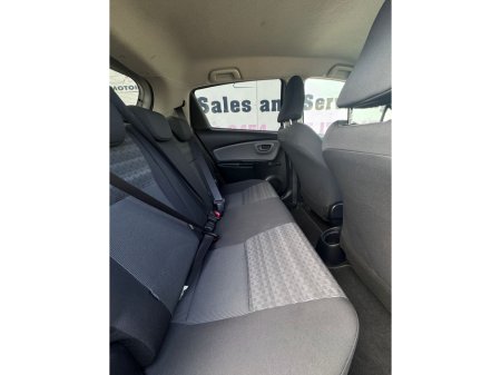 2016 Toyota Yaris - thumbnail 18