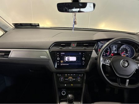 2017 Volkswagen Touran - view 3