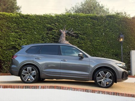 2025 Volkswagen Touareg - thumbnail 3