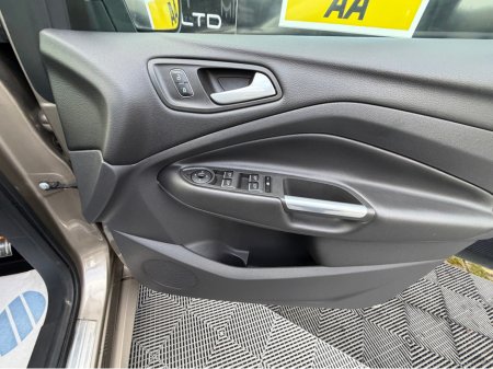 2019 Ford Kuga 1.5 120PS 4DR ST-LINE SUNROOF TOP SPEC €20,995 thumbnail