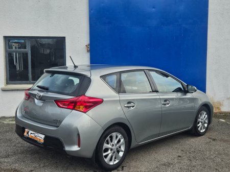 2013 Toyota Auris - thumbnail 3