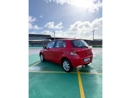 2010 Toyota Yaris - thumbnail 4