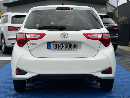 2019 Toyota Vitz - thumbnail 2