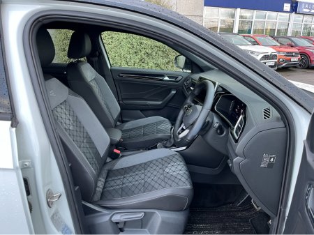 2023 Volkswagen T-Roc R-LINE AUTOMATIC 2.0 DIESEL //HALF LEATHER HEATED SEATS//REVERSE CAMERA//ADAPTIVE CRUISE CONTROL//KEYLESS ENTRY// €31,950 thumbnail