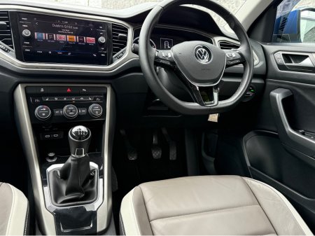 2022 Volkswagen T-Roc DESIGN 1.0 TSI 110HP 5DR €23,950 thumbnail