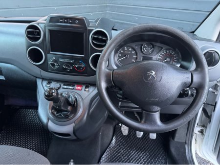 2017 Peugeot Partner - thumbnail 9