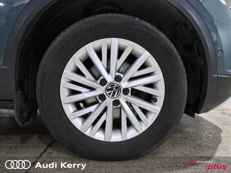 2023 Volkswagen T-Roc LIFE 2.0 TDI 116HP WITH HEATED SEATS AND REAR CAMERA €31,900 thumbnail