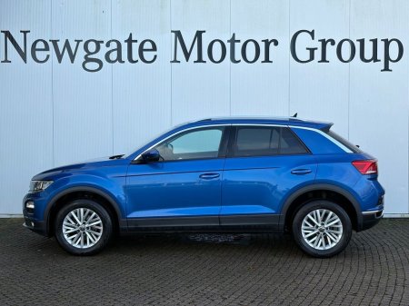 2022 Volkswagen T-Roc Design 1.0 TSI M6F 110HP 5DR €25,950 thumbnail