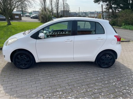 2010 Toyota Yaris - thumbnail 8