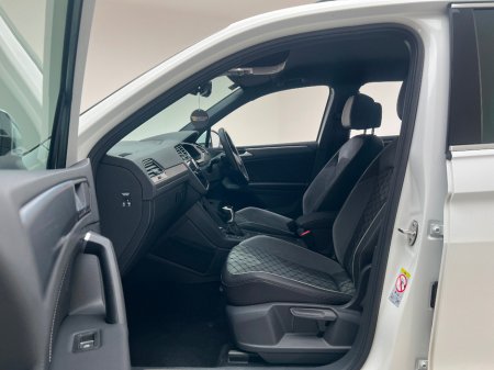 2023 Volkswagen Tiguan R-LINE 1.4 TSI PHEV DSG €36,990 thumbnail