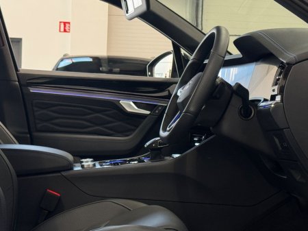 2025 Volkswagen Touareg - thumbnail 21