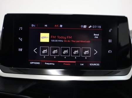 2023 Peugeot 2008 - thumbnail 17