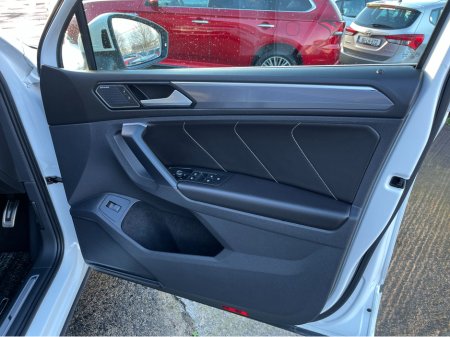 2020 Volkswagen Tiguan R-LINE 4MOTION AUTOMATIC 2.0 DIESEL //LOW MILES//MASSIVE SPEC//FULL LEATHER//DYNAUDIO SOUND SYSTEM//360 PARKING CAMERAS//HEAD UP DISPLAY// €34,950 thumbnail