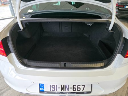 2019 Volkswagen Passat - thumbnail 3