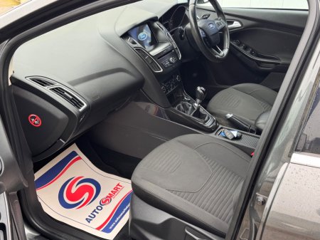 2017 Ford Focus - thumbnail 10